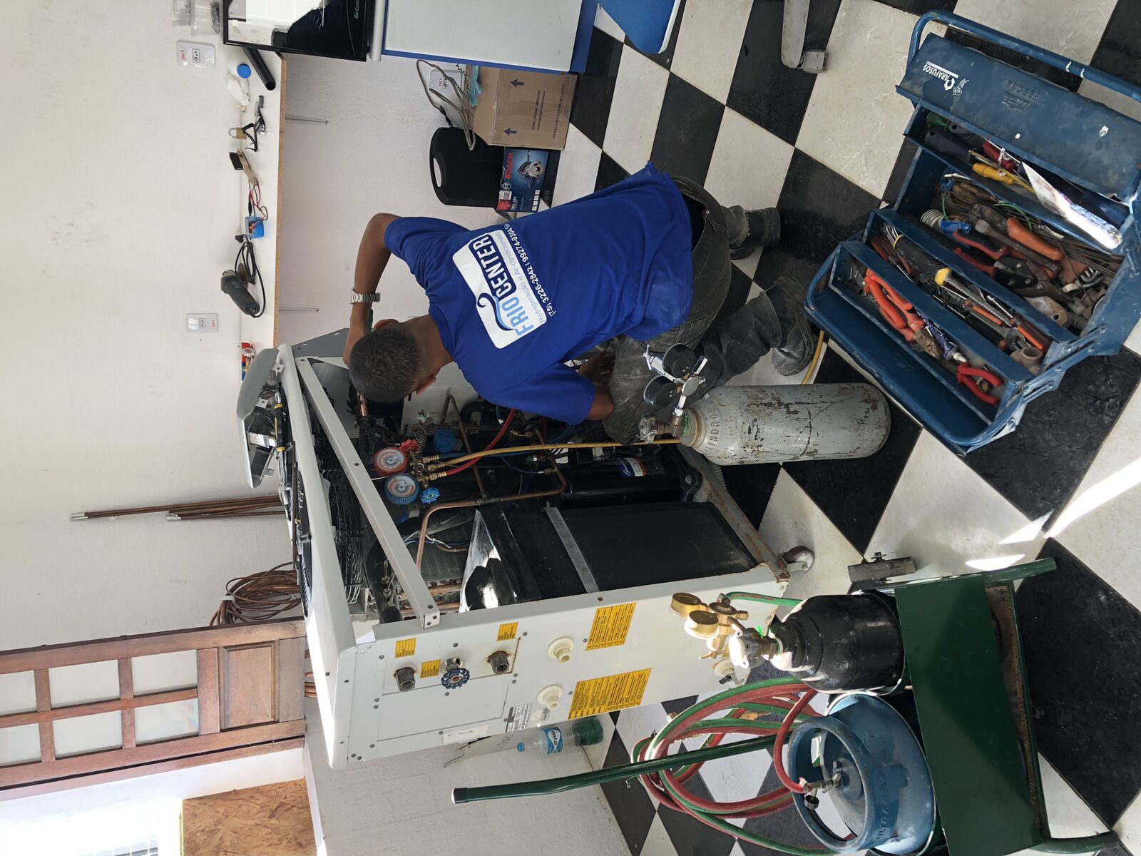 Soldagem e reparo em equipamento de refrigeração